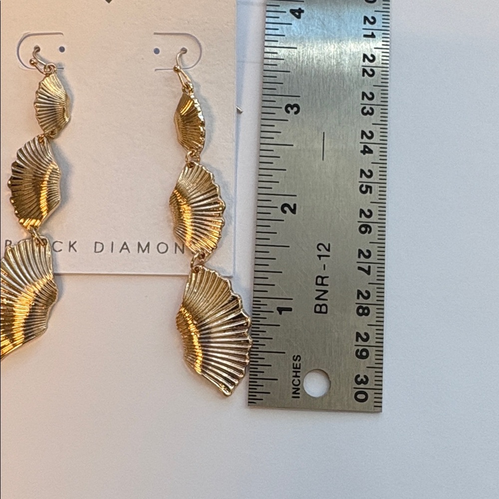 NWT Black Diamond Shell Earrings - Picture 4 of 4